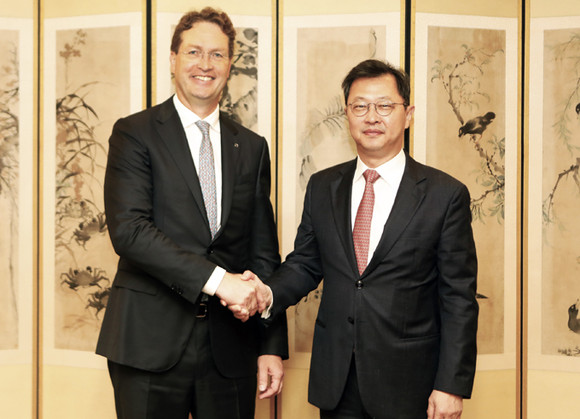 지난 2023년 서울 종로구 SK서린빌딩에서 최재원 SK그룹 수석부회장(오른쪽)과 올라 칼레니우스 메르세데츠-벤츠 그룹 회장이 사업협력 방안을 논의한 뒤 기념촬영을 하고 있다. 사진=SK그룹