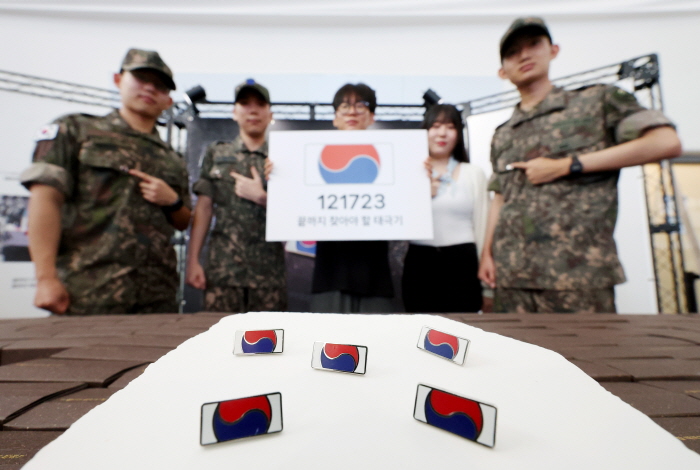 국가보훈부는 6·25전쟁 75주년 계기 한화의 K9 자주포 철로 지금까지 돌아오지 못한 국군 전사자 121,723명의 호국영웅을 상징하는 12만 1,723개의 고유번호가 부여된 태극기 배지를 제작, 무료 배포했다. 사진=뉴시스