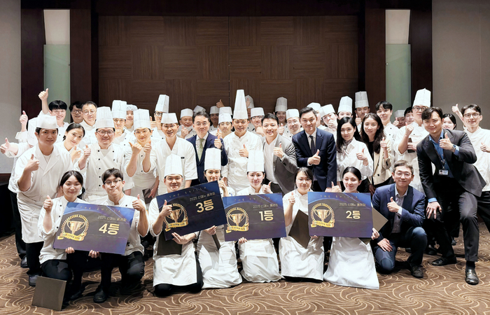 서울신라호텔 시즌 신메뉴 경진대회에서 참가자들이 기념 사진을 촬영하고 있다. 사진=신라호텔