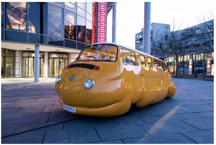 폭스바겐의 오리지널 카레 소시지가 판매되는 카레 버스, 볼프스부르크 쿤스트뮤지엄 (사진 = 르몽드 보도) 