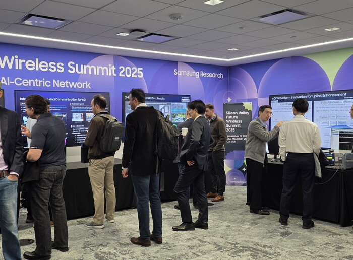 11월 13일(현지시간) 진행된 '실리콘밸리 미래 통신 서밋 2025'에서 기술 시연을 하고 있다. 사진 = 삼성전자