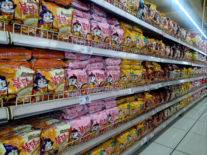 필리핀 수도 마닐라에 위치한 아시아 3위 규모의 복합 쇼핑몰인 '몰 오브 아시아'(Mall of Asia) 내 하이퍼마켓(hypermarket)에서 한국 식품 업체들의 라면 제품이 진열돼 있다. 사진= 뉴시스