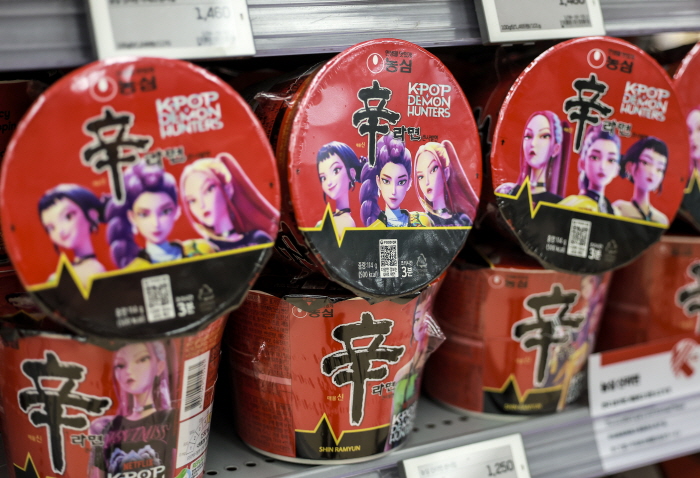 서울시내 대형마트에 넷플릭스 애니메이션 영화 '케이팝 데몬 헌터스'와 농심이 콜라보한 제품들이 진열되어 있다. 사진=뉴시스