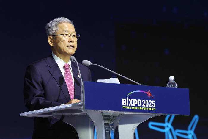 김동철 한국전력 사장이 5일 광주광역시 KDJ센터에서 열린 '제10회 빛가람국제전력기술엑스포(BIXPO) 2025'에서 개회사를 하고 있다. 사진=한국전력