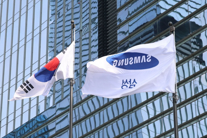 서울 삼성전자 서초사옥의 깃발이 펄럭이고 있다. 사진=뉴시스