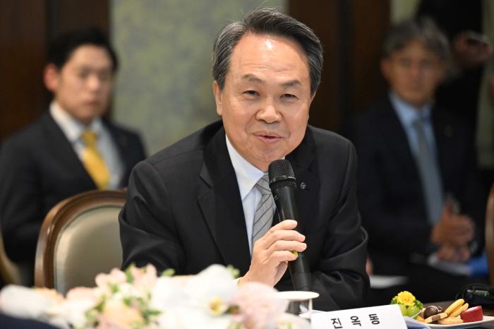 진옥동 신한금융지주 회장이 17일 오후 서울 여의도 산업은행 별관에서 열린 '국민성장펀드의 성공을 위한 금융기관간 업무협약식'에서 인사말을 하고 있다. 뉴시스