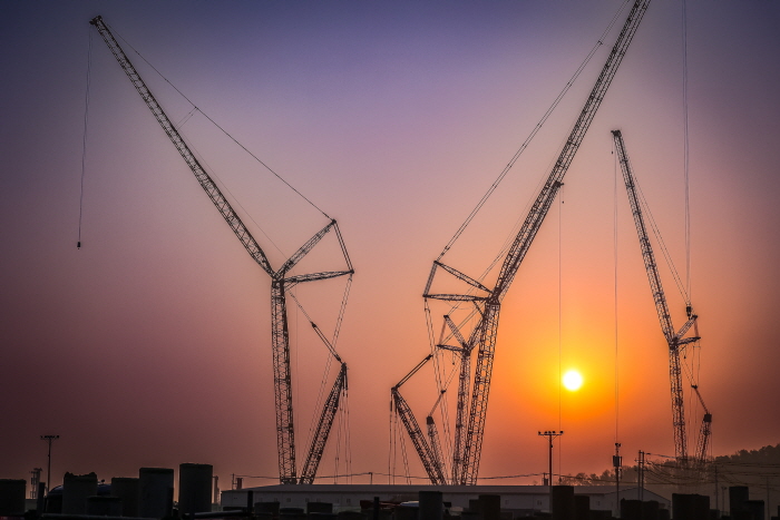 용인시 원삼면 독성리·죽능리 일대 SK반도체클러스터 건설현장에서 새벽을 깨우는 대형 크레인들. 사진=용인시 