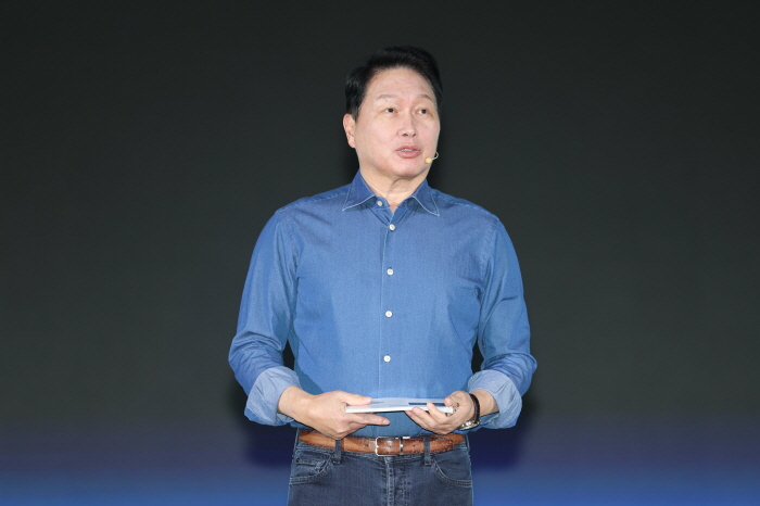 최태원 SK그룹 회장이 11월 3일 서울 강남구 코엑스 오디토리움에서 열린 'SK AI 서밋 2025' 키노트 세션에서 'AI Now & Next'를 주제로 기조연설을 하고 있다. 사지=뉴시스