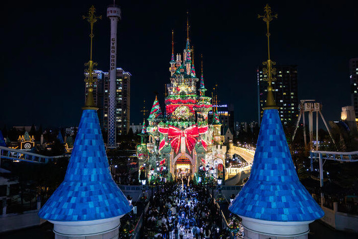 롯데월드 어드벤처 '매직캐슬 미디어 맵핑 쇼'. 사진 = 롯데월드 어드벤처