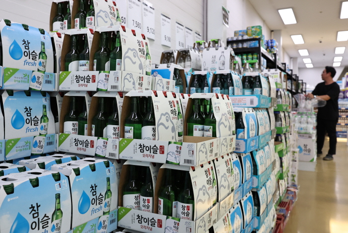 서울시내 한 대형마트에 소주 상품이 진열돼 있다. 사진=뉴시스