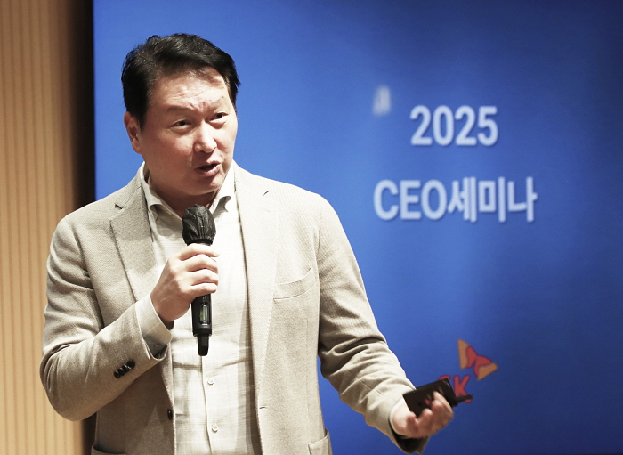 최태원 SK회장이 11월 6일부터 8일까지 경기도 이천 SKMS연구소에서 열린 '2025 SK그룹 CEO세미나'에서 클로징 멘트를 하고 있다.