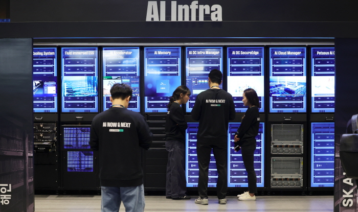 11월 3일 서울 강남구 코엑스에서 열린 'SK AI SUMMIT 2025'에 AI데이터센터가 전시되어 있다.  뉴시스