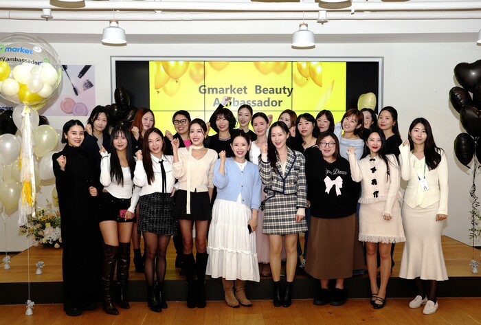 G마켓 뷰티 앰버서더 1기 멤버들이 지난 21일 기념사진을 촬영하고 있다. 사진 = G마켓