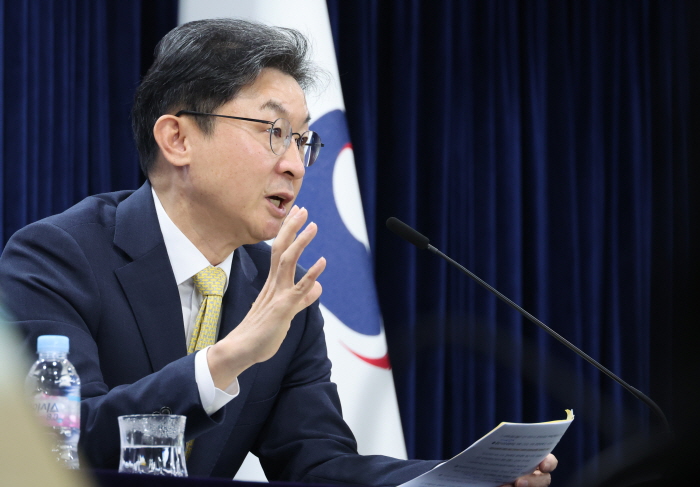 이억원 금융위원장이 12일 오전 서울 종로구 정부서울청사에서 열린 금융위 출입기자단 월례 간담회에 참석해 발언하고 있다. 사진=뉴시스