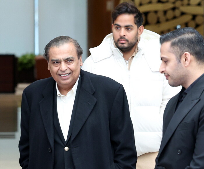 이재용 회장을 만나기 위해 입국한 무케시 암바니 인도 릴라이언스 그룹 회장과 장남인 아카시 암바니 릴라이언스 지오 인포컴 이사회 의장이 25일 서울 강서구 김포공항 비즈니스항공센터에서. 사진=뉴시스