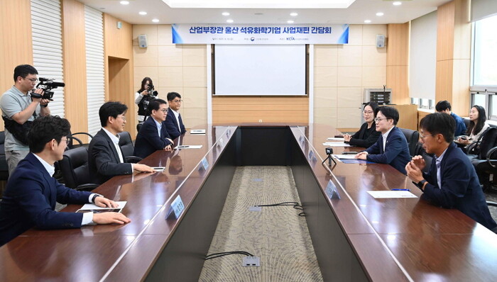 김정관 산업통상자원부 장관이 지난 9월 19일 울산 남구 석유화학산업단지에서 '울산 석유화학기업 사업재편 간담회'를 주재하고 있다. 사진=산업동상자원부